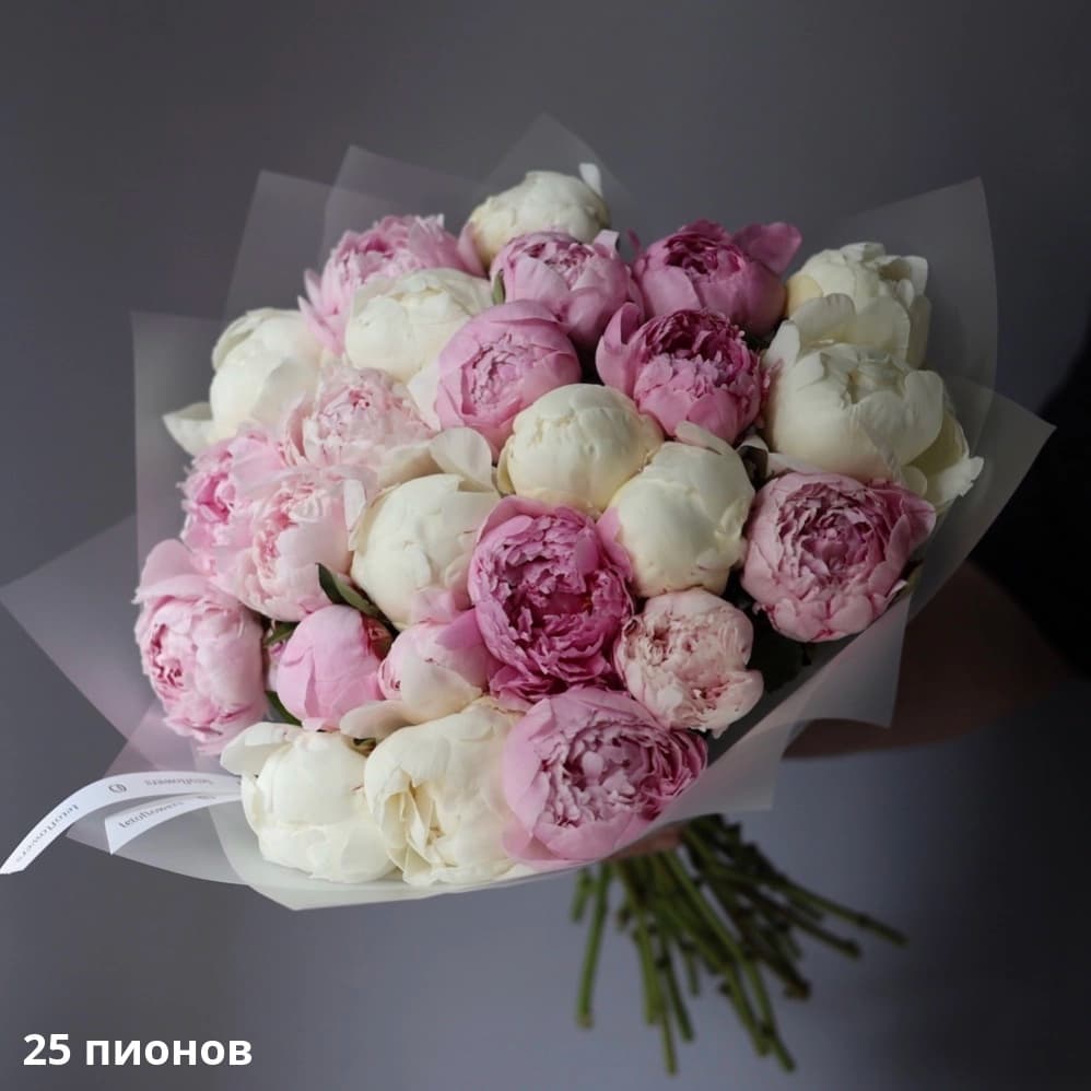 Монобукет из розово-белых пионов